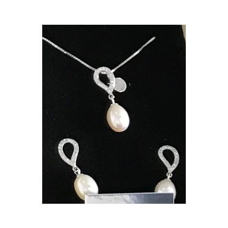 Collana con pendente ed orecchini